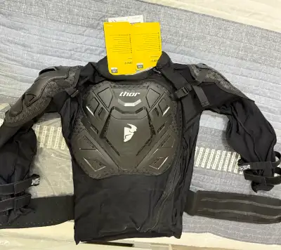 ********ce gilet est neuf et n a Jamais été porté *************Je vends un gilet de protection Thor...