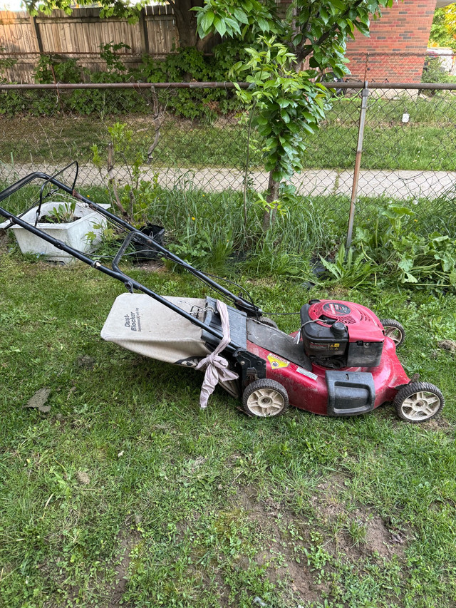 WORKING LAWNMOWER NEEDS WORK, PULL ROPE NEEDS REPLACEMENT.  in Lawnmowers & Leaf Blowers in Hamilton