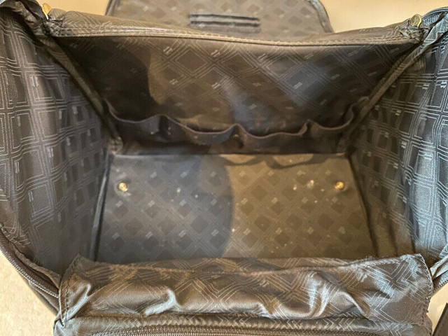 Malette de maquillage cosmétique usagée / Makeup Case used dans Autre  à Ville de Montréal - Image 4