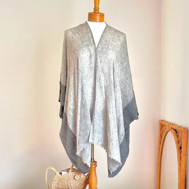 Cashmere Italian Kimono Shawl in Women's - Tops & Outerwear in Markham / York Region - Image 2