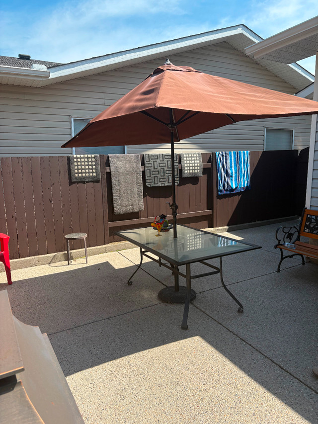 Patio table and large umbrella in Patio & Garden Furniture in Edmonton - Image 2