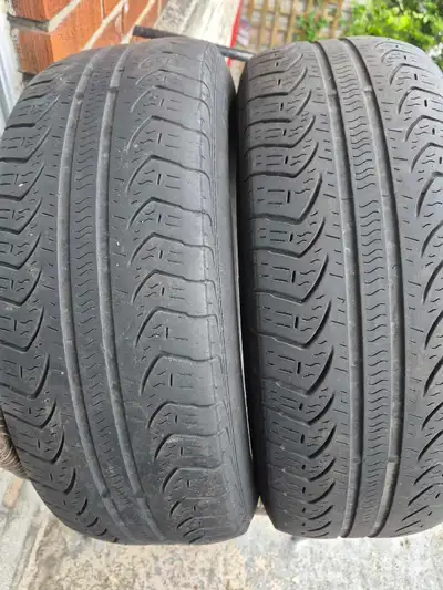2 pneus PIRELLI quatre saisons 195/65 R15 usages en bon état . Les 2 pneus pour 30$
