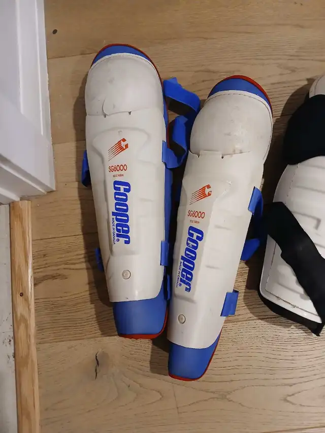 Hockey Shin Pads Adult Large in Hockey in Calgary - Image 3