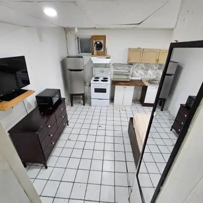 Urgent STUDIO URGENT Spacious for rent Suitable for couple Non sharing PRIVATE Washroom Non vegetari...