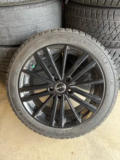 235/45R17 Bolt pattern: 5x114.3 Hub bore: 56.1 En très bonne condition; utilisé 2 saisons seulement...