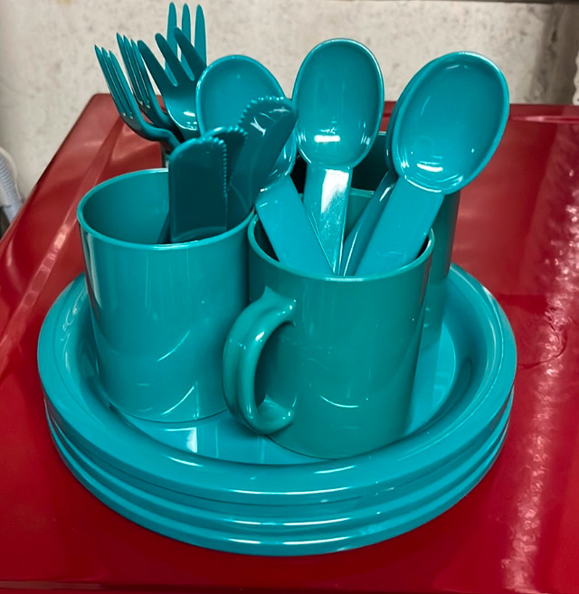 Picnic/Camping Dishes Set 4-Piece Plastic Vintage 90s in Kitchen & Dining Wares in Oakville / Halton Region