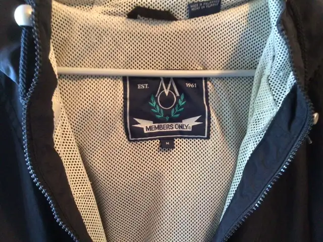 Size Medium - Men's Light Fall Jacket - Attached Hood in Men's in Winnipeg - Image 4