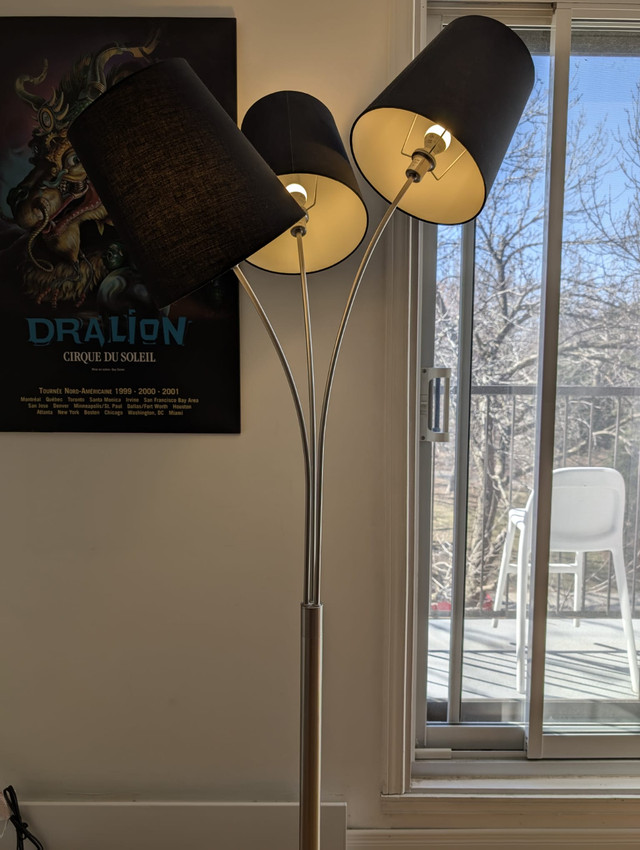 Lampadaire à trois têtes/abat-jours noir dans Éclairage intérieur et plafonniers  à Ville de Montréal