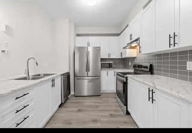 Beautiful Rooms for Rent in Barrhaven , Utilities Included in Room Rentals & Roommates in Ottawa - Image 3