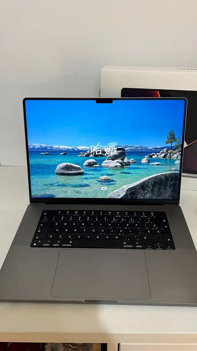 MacBook Pro 16" (2021) M1 in Laptops in City of Montréal - Image 3