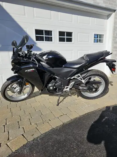 Honda CBR250R 2011 Très propre et bien entretenue, 2 pneus neufs (moins de 200km d'usure), batterie...