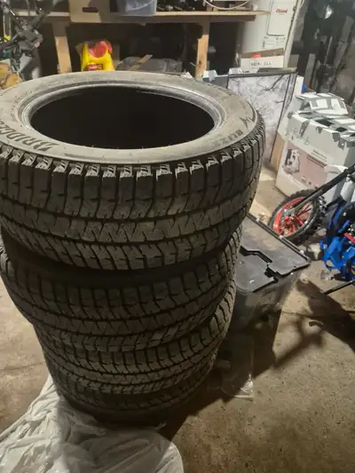 Pneus d'hiver Bridgestone Blizzak WS90, robustes et durables,235/55R17.Acheté neuf 1150$.Je le vend...