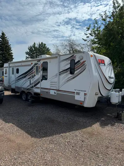 2009 Prowler Travel Trailer w/slide out in great condition. Model 280FKS, Extreme Edition Sleeps 4....