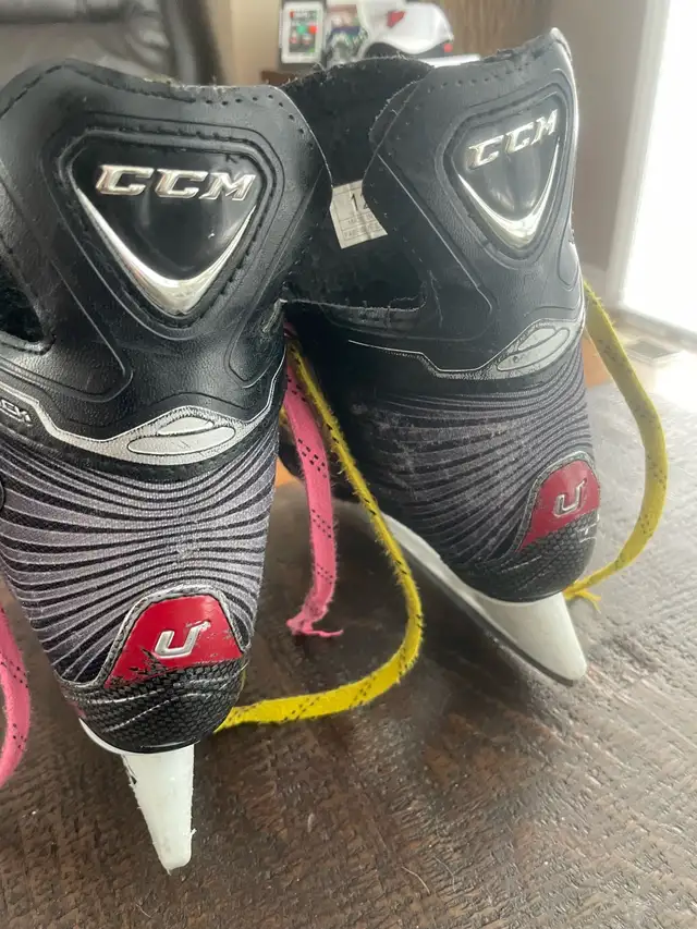 ccm shock youth size 12 hockey skates in Hockey in Ottawa - Image 4