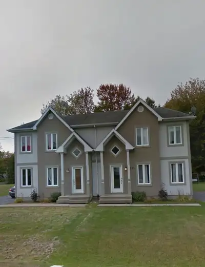 Jolie maison semi-détachée à louer pour juillet ( peut-être disponible pour juin à confirmer avec le...