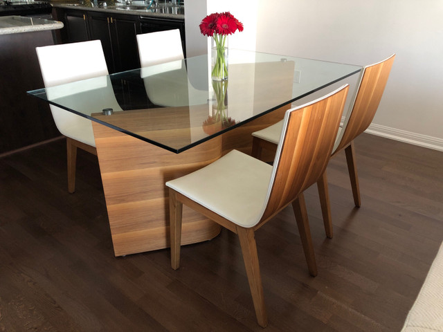 Dining set. Table and 4 leather chairs in Dining Tables & Sets in City of Toronto