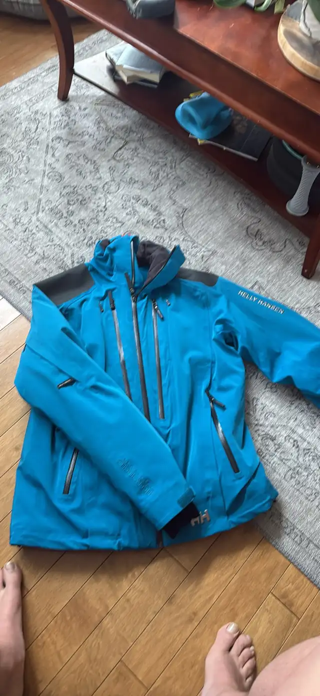 Men’s Helly Hansen ski jacket.  in Ski in Red Deer - Image 2