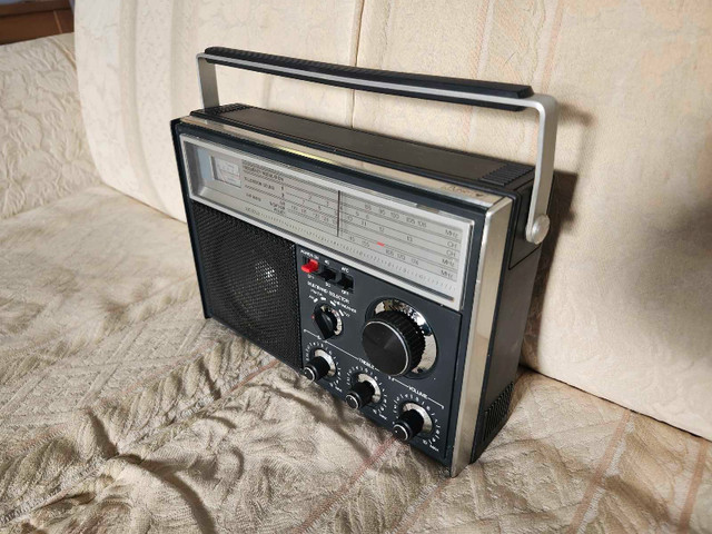 Vintage portable radio in Stereo Systems & Home Theatre in Leamington
