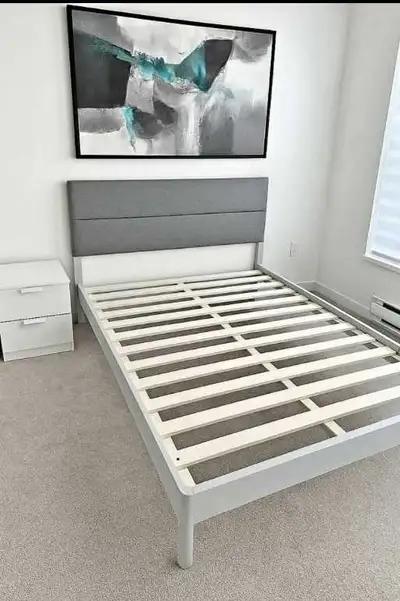 Cadre de lit Queen à vendre , View more