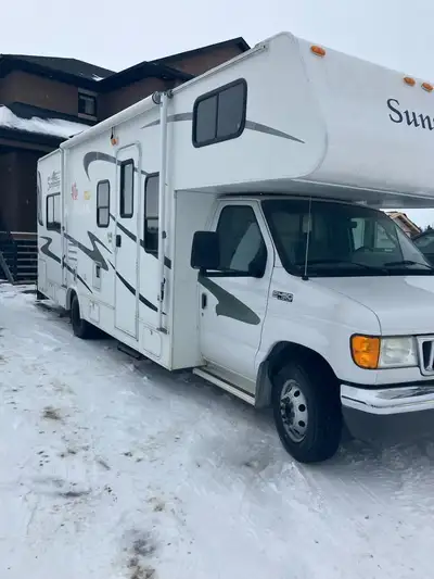 This Forest river, sun seeker motorhome is an ideal size. Easy to drive and park. Sleeps 4-6. This 2...