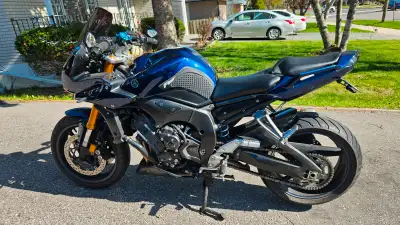 2nd generationYamaha FZ1. Absolutely gorgeous motorcyle! Very fast naked bike. R1 engine with relaxe...