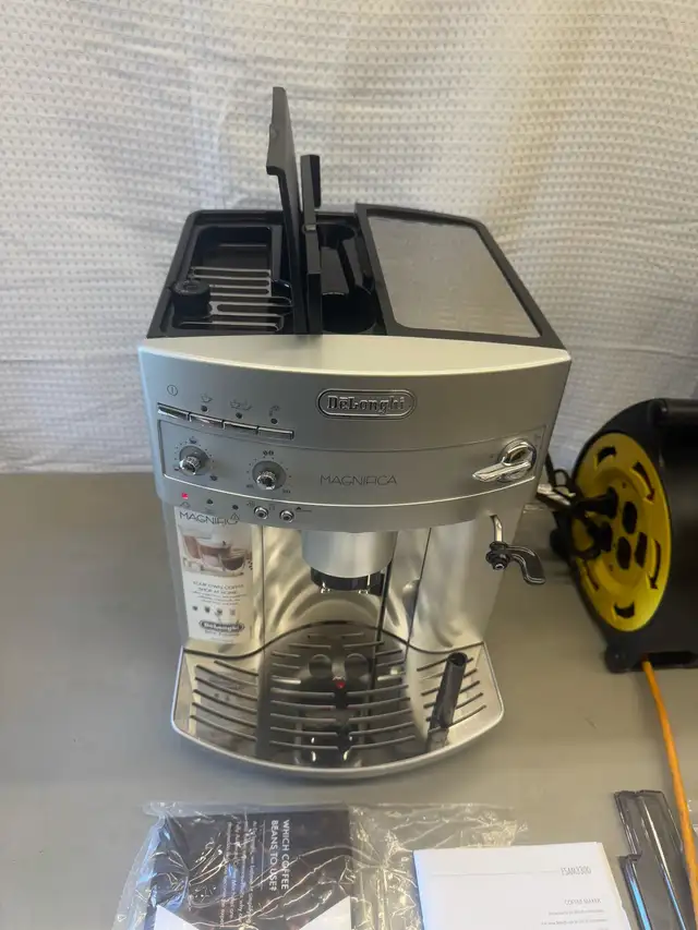 De'Longhi Espresso & Coffee Machine in Coffee Makers in Hamilton - Image 9