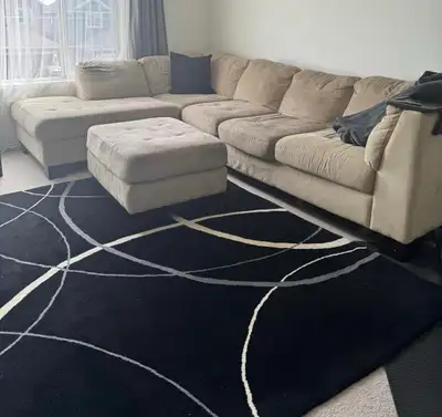 Selling a large sectional crème couch, View more