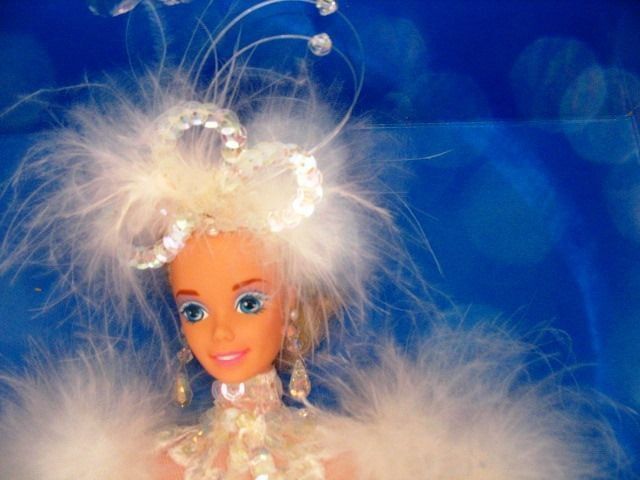 1994 STUNNING SNOW PRINCESS BARBIE TIMELESS DOLL IN BOX in Hobbies & Crafts in Lethbridge - Image 4