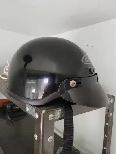 Casque de moto taille L / helmet size L Pres de Jean talon et lacordaire H1S1M1. 514 431 6545