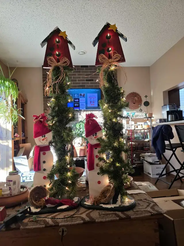 39 inch lited Christmas step statues  in Home Décor & Accents in Calgary - Image 3