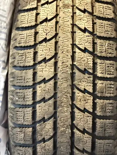 4 tires d'hiver toyo, 225-60-17, les 4 ont la meme usure, il reste 7/32, bons pour 2 hivers (ou selo...