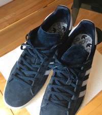 Chaussures ADIDAS suede bleu rayures blanches