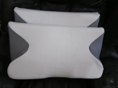 2 oreillers en mousse mémoire. Prix: 30$, chaque. En argent comptant seulement.