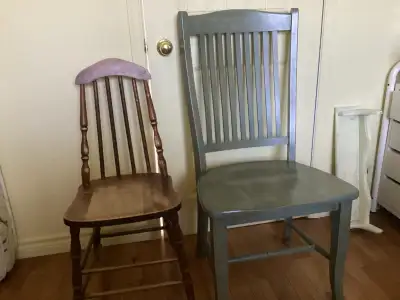 Anciennes chaise en bois foncé 25$ chaise en bois gris 40$, View more