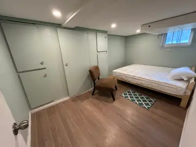 Spacious and bright private room available in a clean, quiet home in the highly convenient Dufferin...