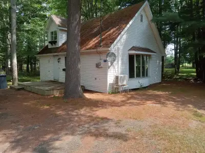 2 Bedroom House Heat pump Patio Washer dryer hook up Private backyard $1675 month plus utilities ema...