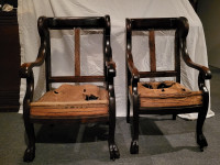 Deux fauteuils antique à&nbsp;pattes de lion.