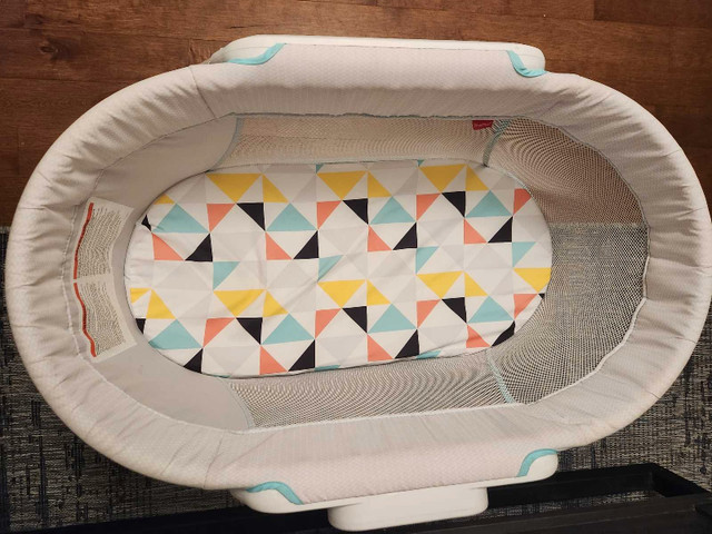 Fisher-Price Stow 'n Go Bassinet + 2 Biloban Bassinet Fitted She in Cribs in Markham / York Region - Image 3
