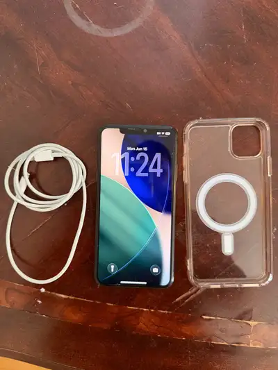 This phone is in pristine condition, no scratches or cracks whatsoever, everything is intact, batter...
