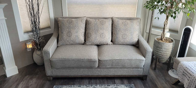 Jaizel Loveseat W34"x H35" x L67" in Couches & Futons in Vernon - Image 3