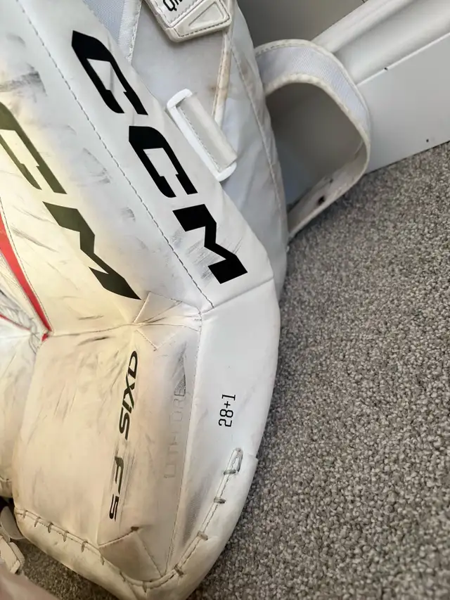 CCM Axis F5 Goalie Equipment Set 28 + 1 in Hockey in Kingston - Image 4