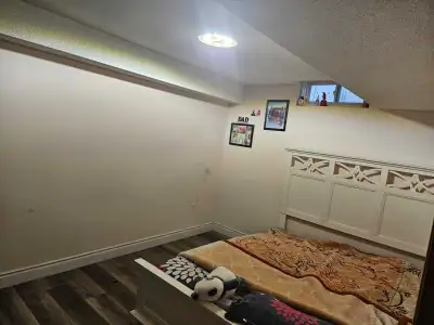 One private room for rent for 2 girls or a couple , shared bathroom and kitchen. Utilities and 1 car...