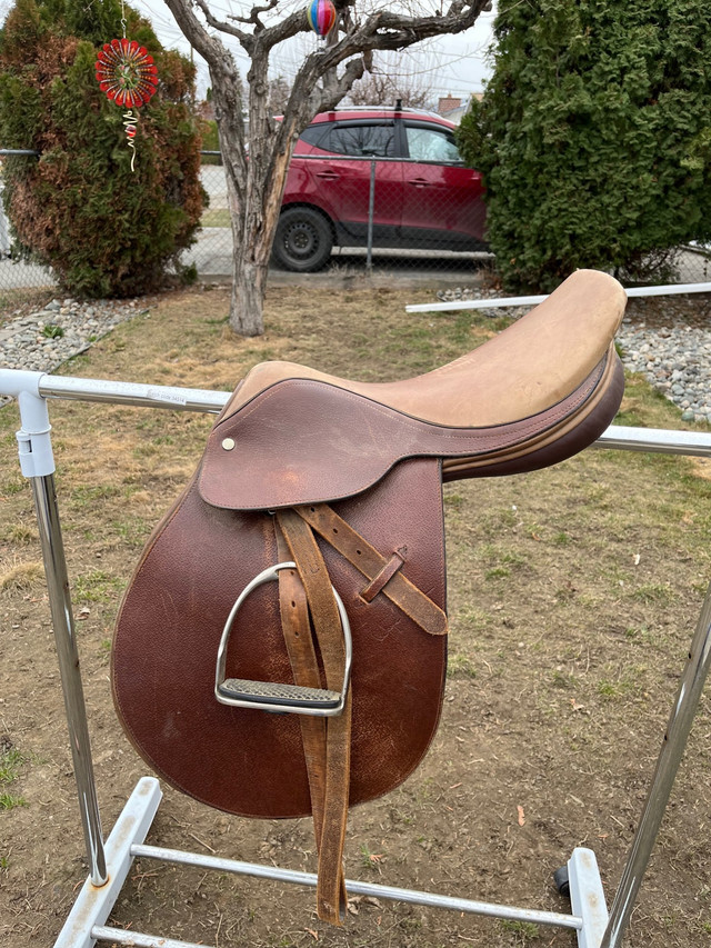 Close contact jumper saddle in Equestrian & Livestock Accessories in Kamloops