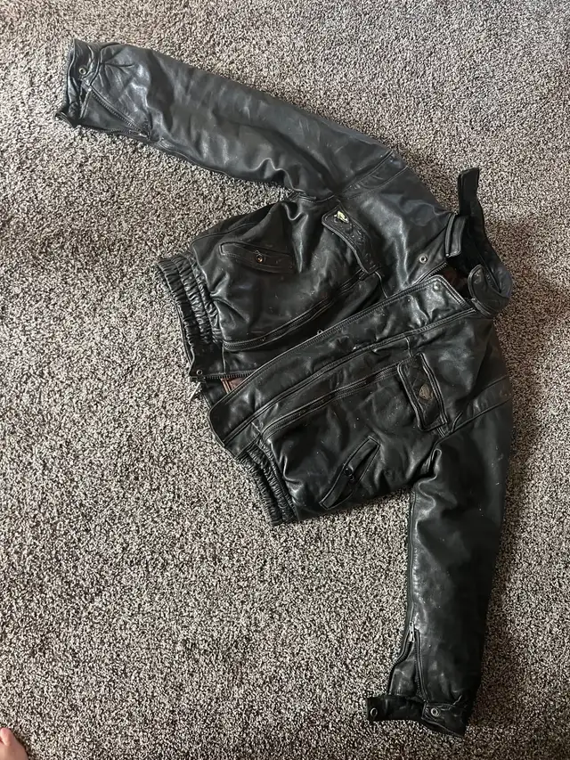 Mens Large Leather jacket in Road in Calgary - Image 2