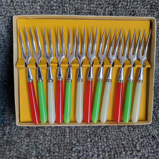 1 kit de petites fourchettes à hors d'oeuvre vintage dans Art et objets de collection  à Trois-Rivières - Image 3