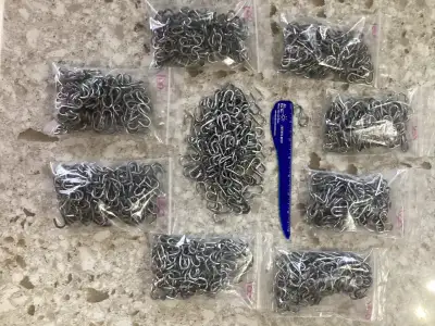 Crochet en S / S Hooks $10 pour 100 crochet S $10 foot 100 S Hooks 900 Crochets S de disponible 900...