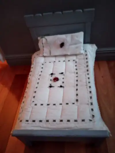 petit lit avec 2 bébés Reborn,matelas,couvre lit, View more