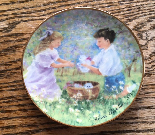 VINTAGE AVON 1997 MOTHERS DAY PLATE GOLD TRIM in Arts & Collectibles in Gatineau