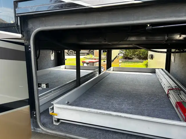 2013 45' Tiffin Zephyr for sale in RVs & Motorhomes in Grande Prairie - Image 19