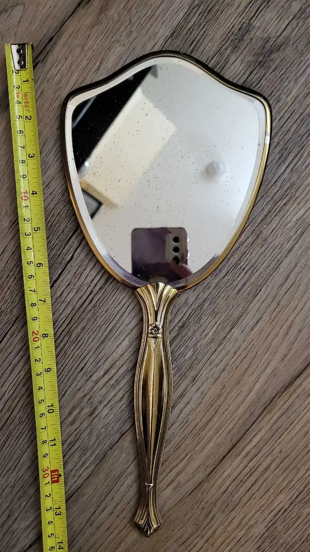 Vintage Hand Mirror in Home Décor & Accents in Edmonton - Image 3